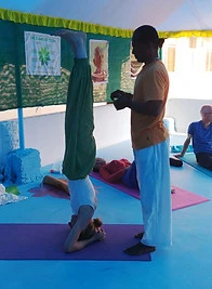 Massages ayurvédiques, cours et stages de yoga avec un professeur de yoga venu de l'Inde, Kerala.